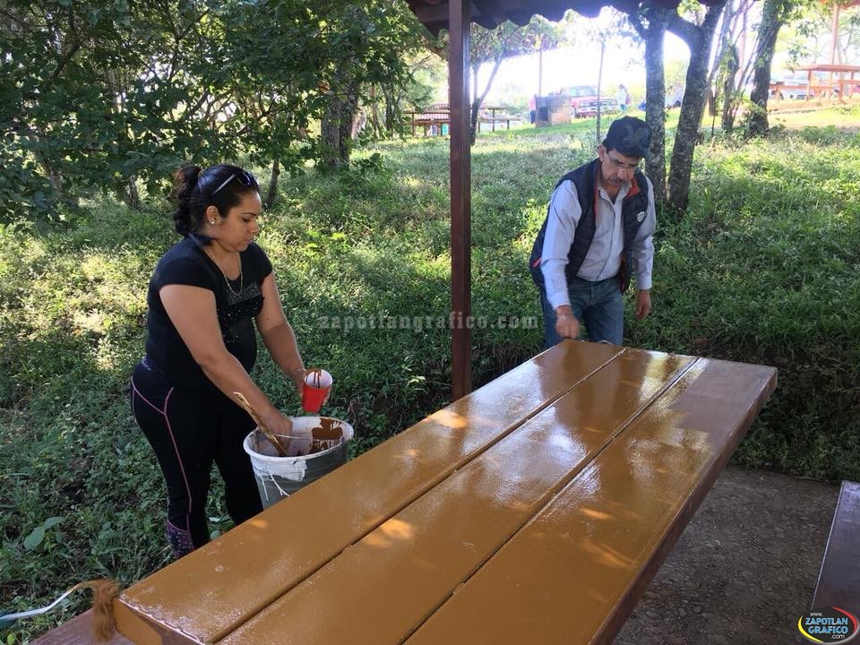 Rehabilitan mobiliario en el Parque Eco Turístico Cerro de la Mesa en Tamazula