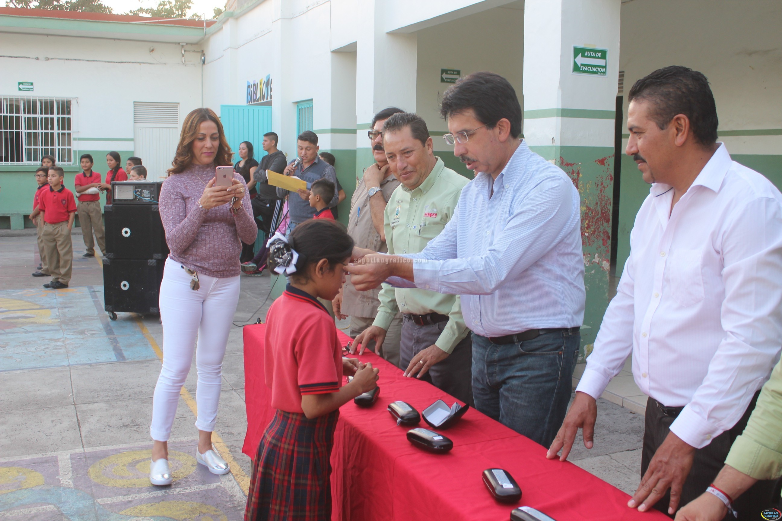 José Luis Amezcua entrega Lentes continuando con el Programa de Apoyo a la Educación de Tamazula
