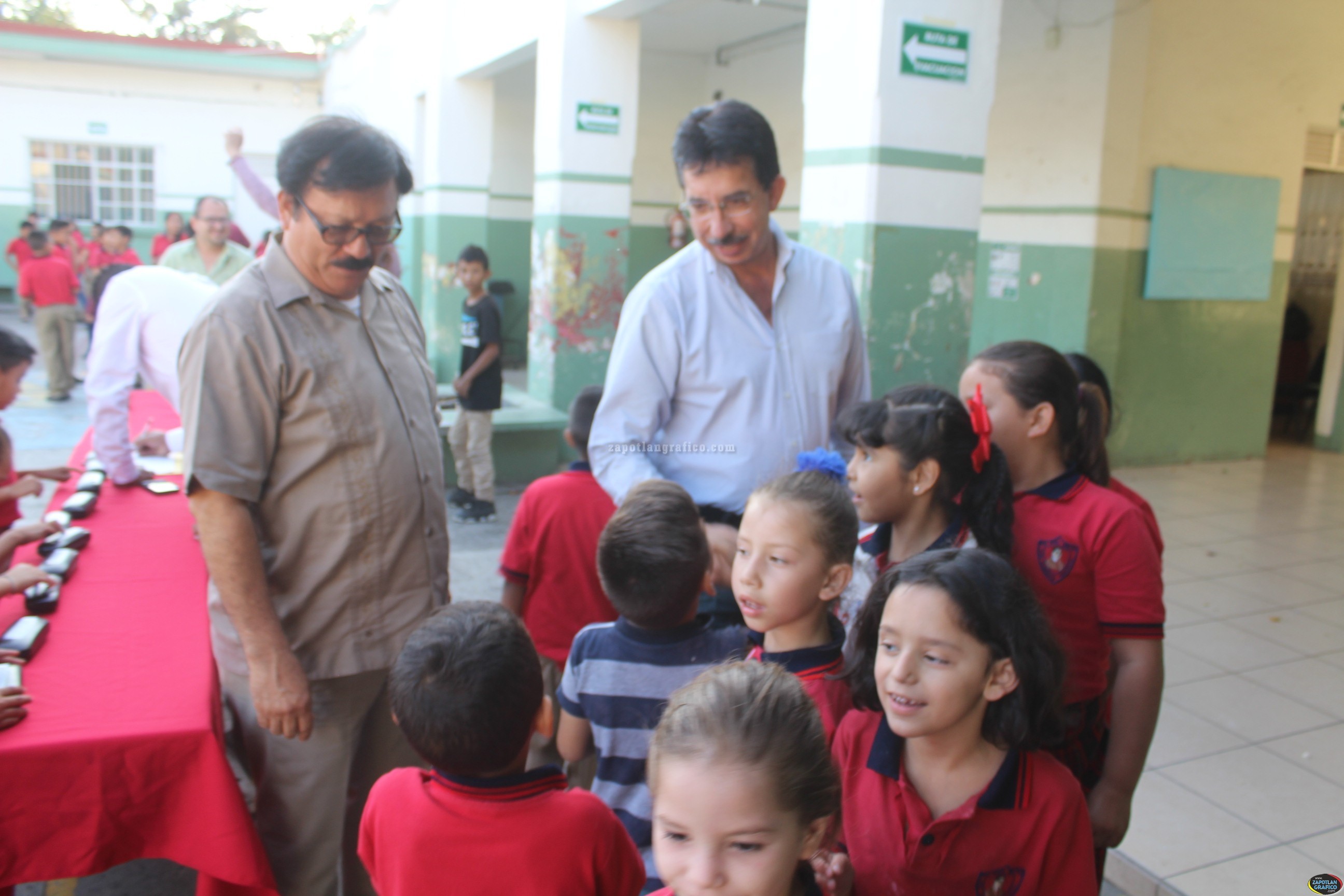José Luis Amezcua entrega Lentes continuando con el Programa de Apoyo a la Educación de Tamazula