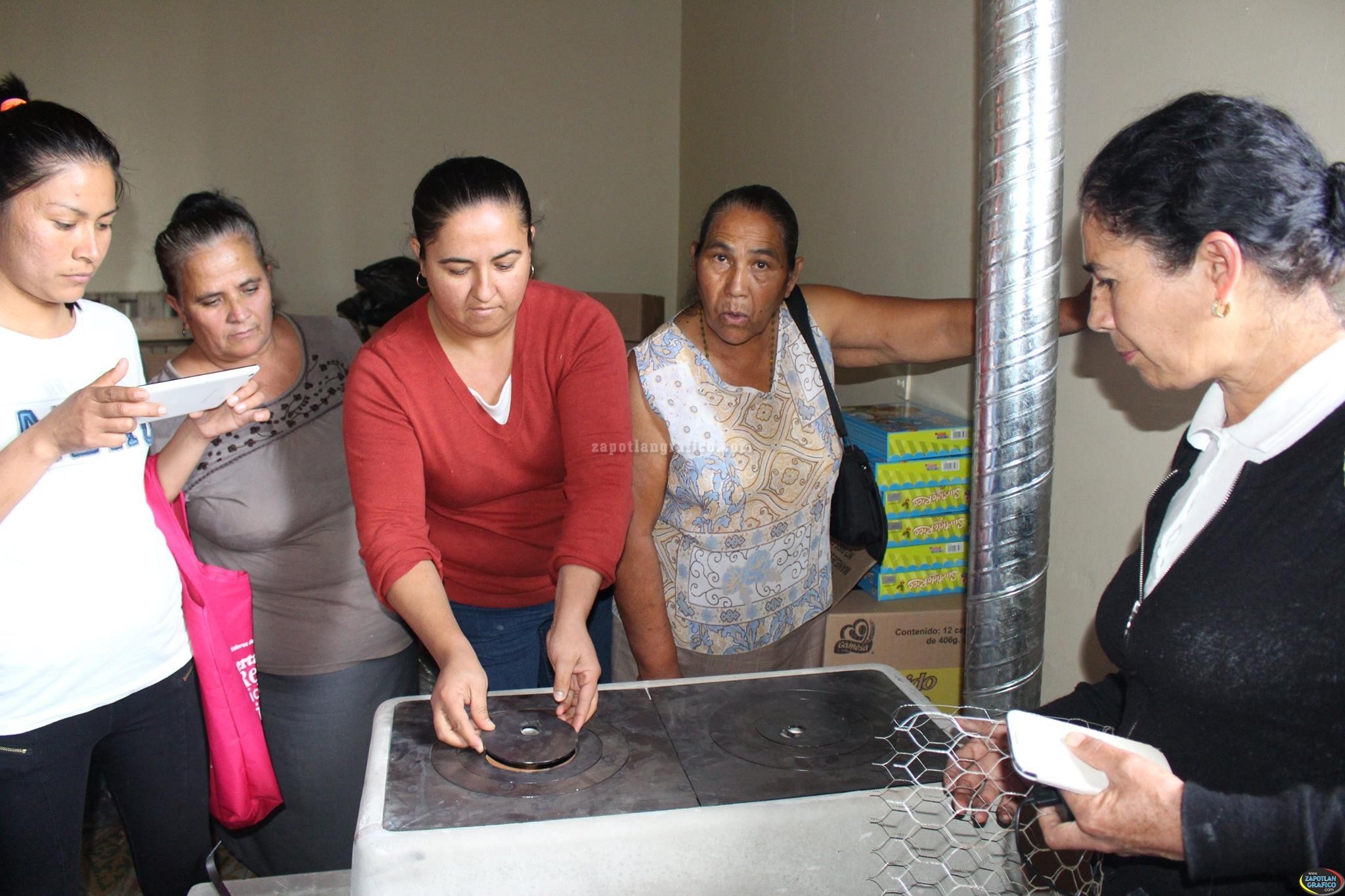 Entregan estufas ecológicas a mujeres Zapotiltenses