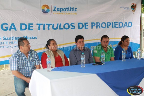 Entregan 100 Títulos de Propiedad a Familias de Santa Gertrudis en el Municipio de Zapotiltic, Jal.
