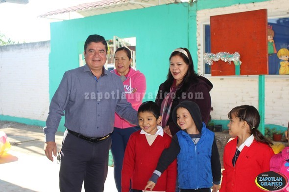 El Presidente Municipal Mtro. Rene Santiago Macías visita a preescolares de El Rincón.