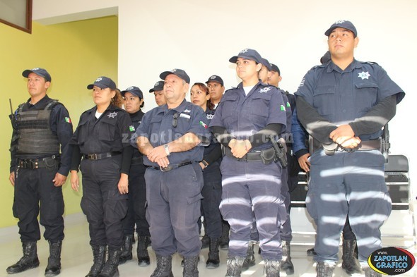 Gobierno de Zapotiltic entrega chamarras a elementos de Seguridad Pública