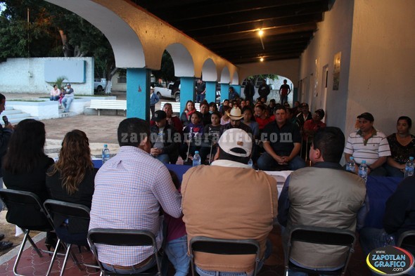 Gobierno de Zapotiltic, entrega Autobús Escolar en la Delegación de Tasinaxtla
