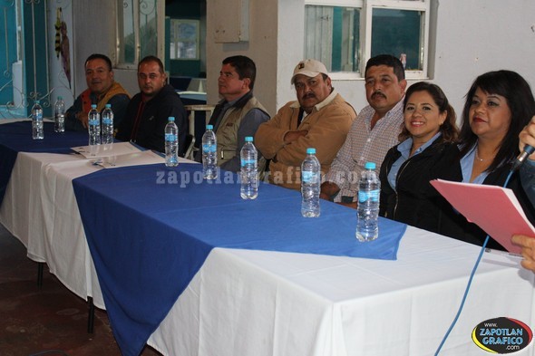 Gobierno de Zapotiltic, entrega Autobús Escolar en la Delegación de Tasinaxtla