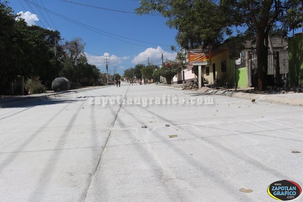 Con un avance del 80% continúan los trabajos para terminar en los próximos días una de las calles más importantes de Zapotiltic.