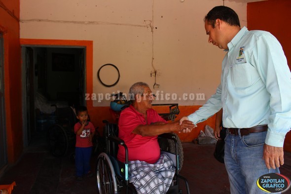 El Gobierno Municipal entregó sillas de ruedas a personas con discapacidad motora