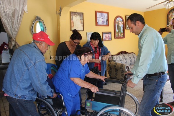 El Gobierno Municipal entregó sillas de ruedas a personas con discapacidad motora