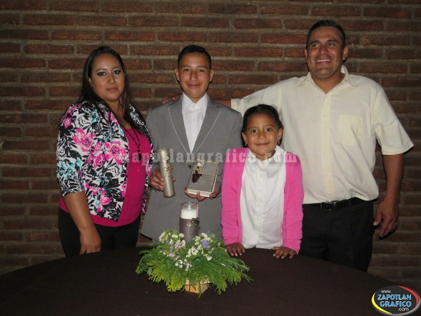 Festejan a Osvaldo García Romero por recibir el Sacramento de la Primera Comunión