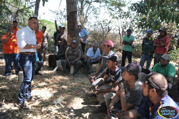 En San Marcos, Mpio. de Tonila, Alberto Esquer se comprometió a solucionar el problema del Agua y bajar recursos para mejorar el Campo.