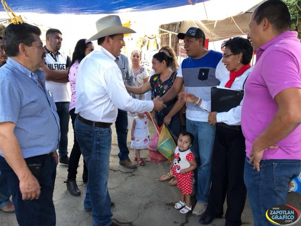 Acompañado de Engracia Vuelvas, Salvador Barajas visitaron a los Comerciantes y el tradicional Ramos en Sayula, Jal.
