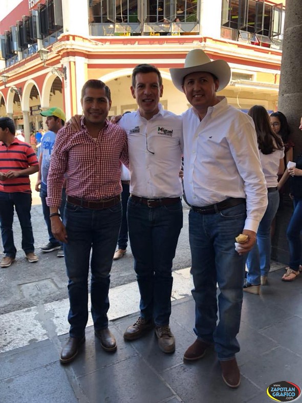 En su visita a Ciudad Guzmán, Salvador Barajas y Miguel Castro les permitió escuchar las necesidades de sus habitantes.