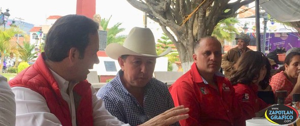 Chava Barajas se reúne con Ganaderos en Valle de Juárez