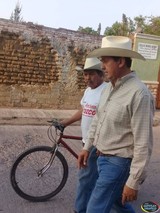 Salvador Barajas recorre las calles Ocampo y Zaragoza de la Colonia Centro el municipio de Zapotiltic