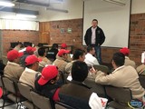 Chava Barajas platica con personal de la empresa Coca Cola en Ciudad Guzmán