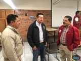 Chava Barajas platica con personal de la empresa Coca Cola en Ciudad Guzmán