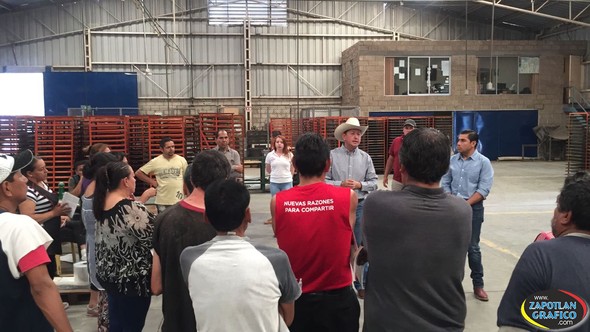 Salvador Barajas, compartió sus propuestas en la industria cerillera La Fé en Ciudad Guzmán