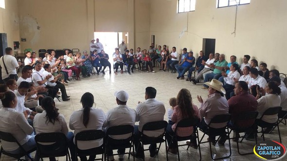 habitantes de El Lindero, comunidad de Zapotiltic, se reúnen con Chava  Barajas