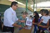 Entrega de uniformes a escuelas primarias de Zapotán