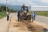 Personal de Agro Parque El Taray realiza labores de limpieza sobre el andador a San Vicente