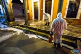 Personal de Protección Civil y Bomberos de Sayula  realizan cada noche la sanitización de espacios públicos.