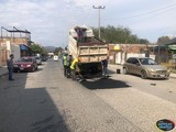 La Dirección de Obras Públicas avanza con los trabajos de bacheo en las principales calles de la cabecera municipal.