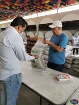 Llenado de bolsas de despensa con productos de la canasta básica donados por el Sr. Enrique Michel Velasco