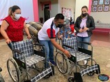 DIF Zapotiltic entrega sillas de ruedas y andaderas.
