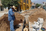 Reparan tramo de drenaje en calle Moctezuma de El Rincón