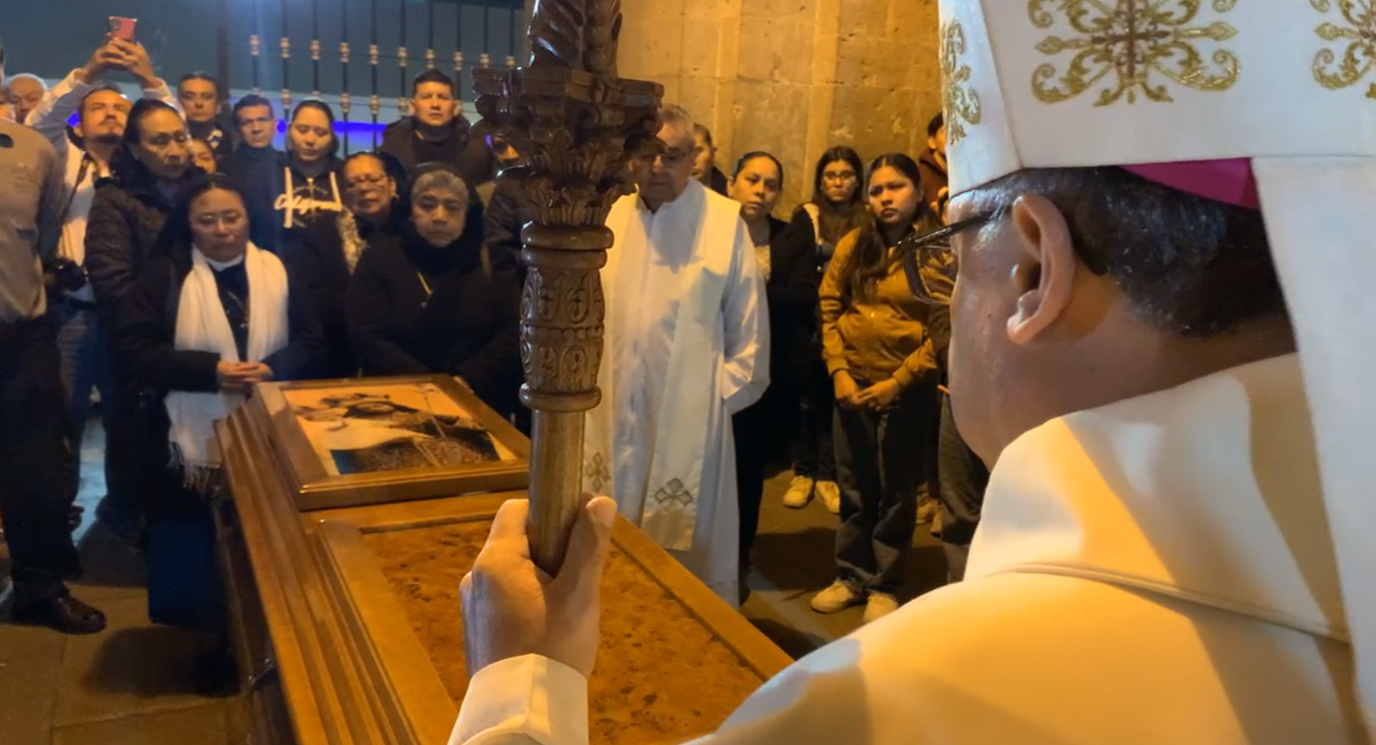 Llega a la Santa Iglesia Catedral el cuerpo de Don Braulio Rafael León Villegas Obispo emérito