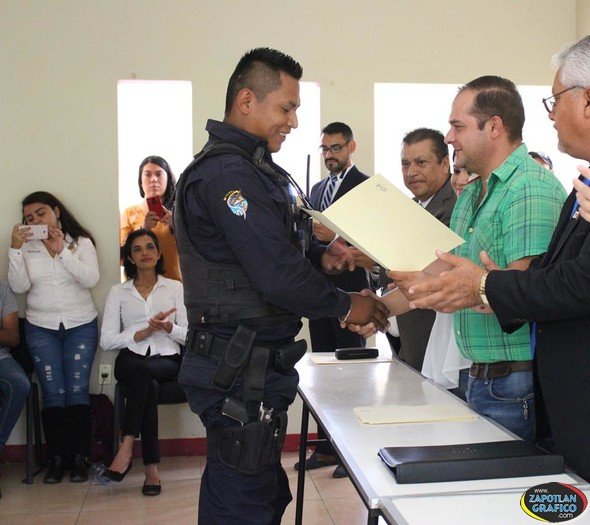 Presidente Municipal, Francisco Sedano Vizcaíno entregó certificados de bachillerato a elementos policíacos de Seguridad Municipal.