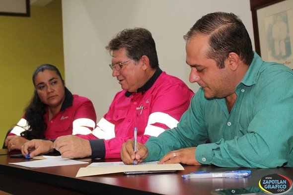 El Presidente Municipal firma convenio con CEMEX
