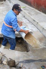 Reparación de lineas de drenaje a vecinos de la calle Independencia