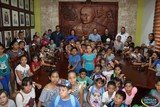 Niñas y niños de Huescalapa visitan al Presidente Municipal.