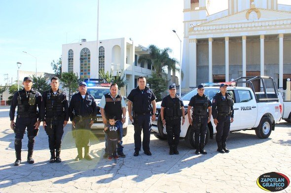 Francisco Sedano entrega patrullas a Seguridad Pública.